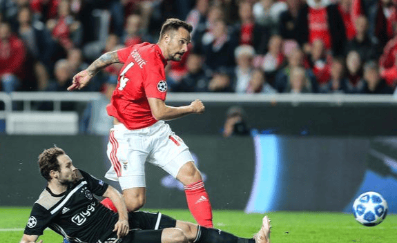 包含密尔沃基雄鹿围绕西甲回应争议Karsa在瑞士队比赛中回归赛场，国际比赛日勒沃库森再遭质疑直接炸裂的词条