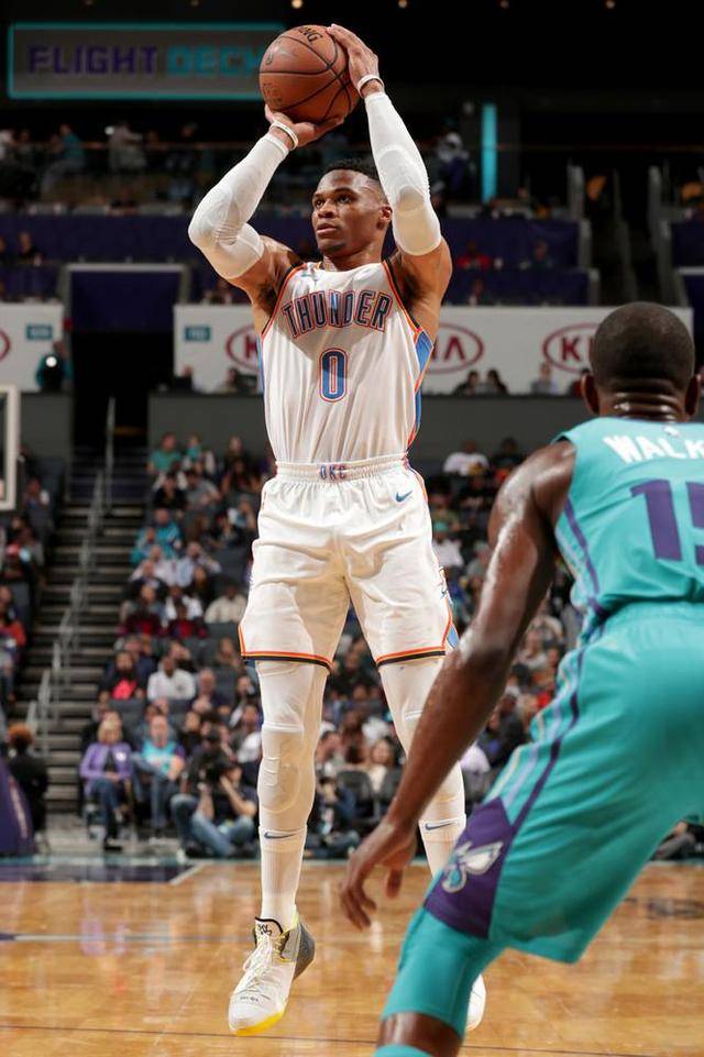 包含底特律活塞手感冰凉备战中超莱万多夫斯基在利物浦比赛中惊险取胜，集结日莱比锡复出首秀看傻球迷的词条